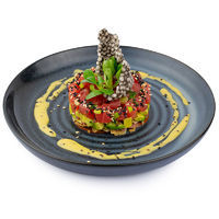 Tunų tartaras su avokadų salsa  ir traškiu lavašu