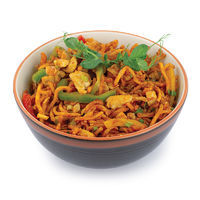 Fried Hakka noodles with chicken, chili and garlic